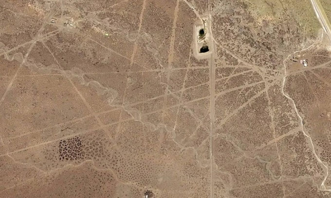 Những đường thẳng chằng chịt ở sa mạc tại Bolivia.