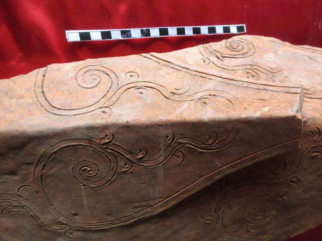 Một phần góc đao (mái đao đền) cổ được tìm thấy đang được lưu giữ tại đền.