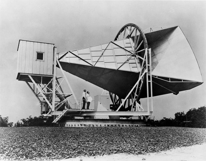 Năm 1964, hai nhà nghiên cứu Penzias và Wilson đứng tại đài quan sát cao 15 m Holmdel Horn Antenna