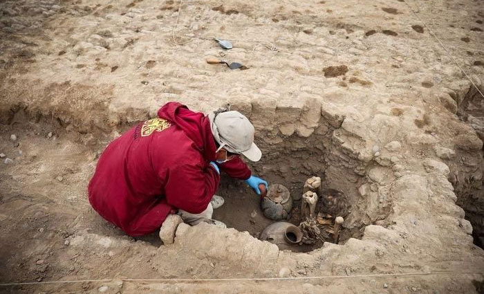 Hiện trường khai quật xác ướp cổ, gần 1.000 năm tuổi ở Peru.