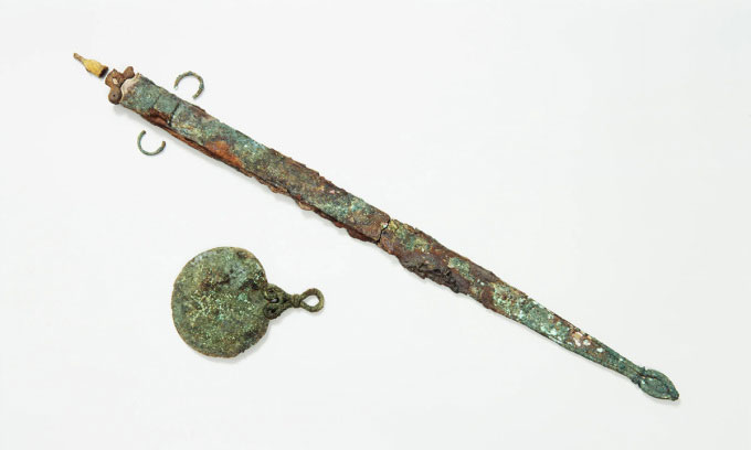  Thanh kiếm và gương thời Đồ Sắt được tìm thấy trong ngôi mộ trên đảo Bryher. 