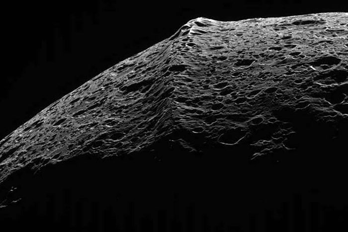 Ở khu vực xích đạo của Iapetus, thực sự có một "dấu hàn" dài tới 1.300km. 