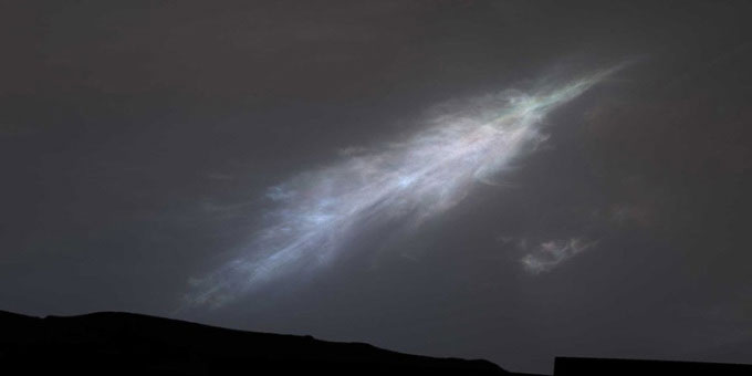 Robot Curiosity chụp ảnh đám mây ngũ sắc hình lông vũ ngay sau khi Mặt trời lặn hôm 27/1.