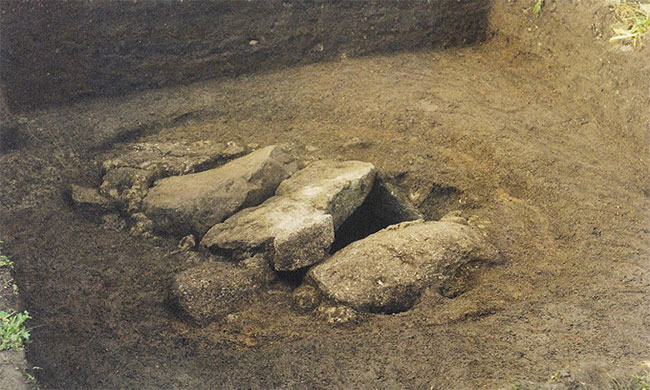 Ngôi mộ 2.000 năm trên đảo Bryher. 