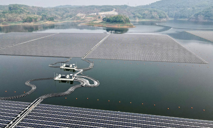  Nhà máy điện mặt trời nổi mới được xây dựng trên hồ nước ở Tây Java. 