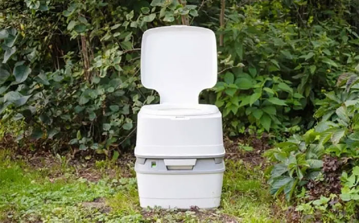 Người dân Nam Cực sử dụng nhà vệ sinh di động.