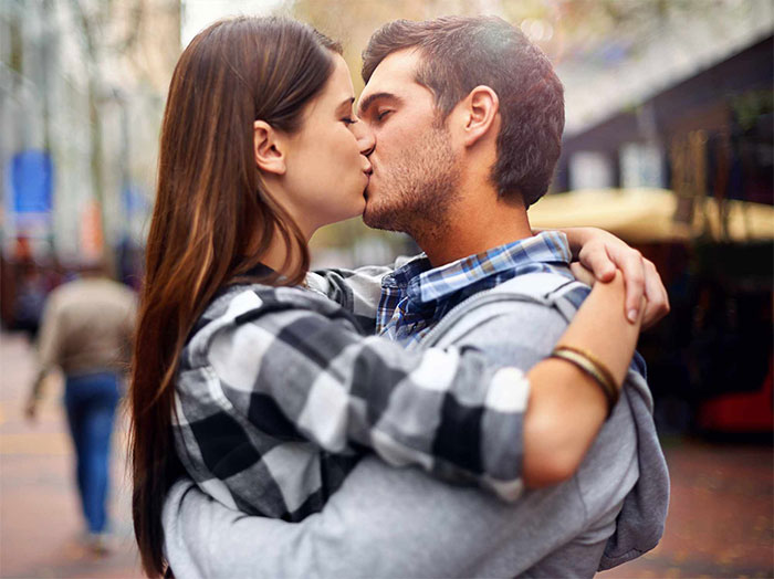 Kỷ lục nụ hôn dài nhất bị loại bỏ sau những lo ngại về an toàn cho người tham gia.