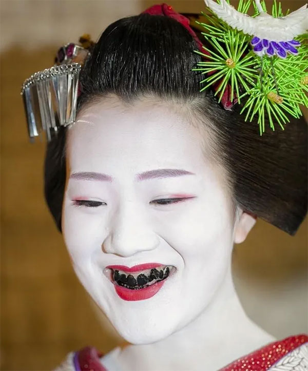 Phụ nữ răng đen ở Nhật Bản