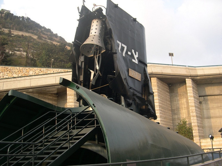 Một phần của tàu ngầm INS Dakar được trục vớt và dựng thành đài tưởng niệm ở Bảo tàng Hải quân Haifa, Israel. 
