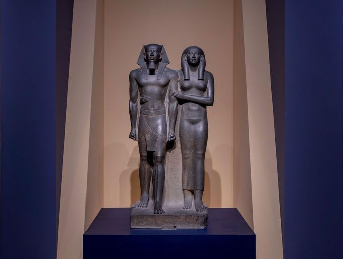  Tượng Menkaure và Hoàng hậu Khamerernebty, 2548–2530 trước Công nguyên. 