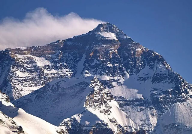 Everest là đỉnh núi cao nhất thế giới và cũng là điểm cao nhất Trái đất.