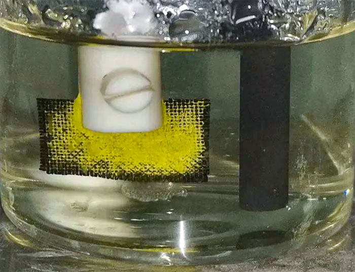 Uranium màu vàng sáng hình thành trên tấm vải trong thí nghiệm chiết xuất từ nước biển