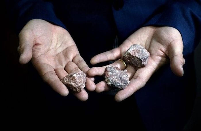 Dolomite thường được tìm thấy trong các loại đá có niên đại hơn 100 triệu năm.
