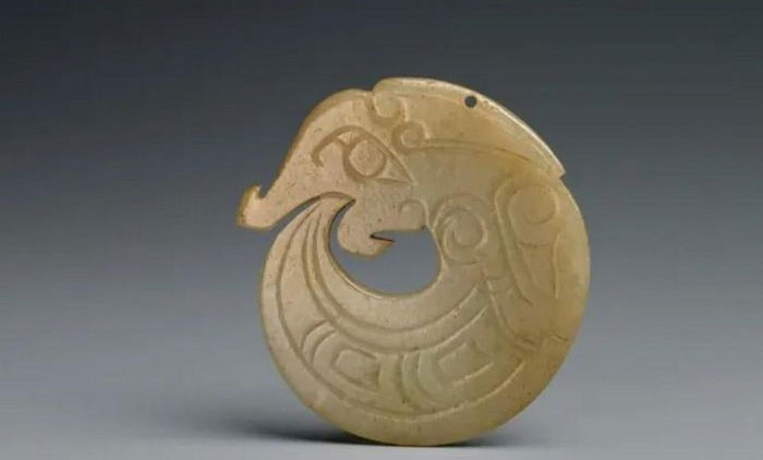  Một miếng ngọc hình rồng từ thời Nhà Chu. 