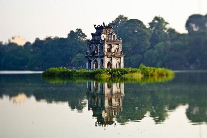 Tháp Rùa được xem là "trái tim của Hồ Gươm", một trong những biểu tượng của Hà Nội.