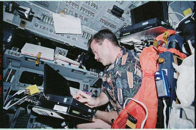 Phi hành gia Chris Hadfield sử dụng máy tính khi ở trên Trạm vũ trụ quốc tế.