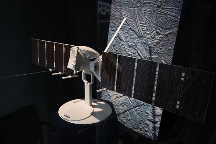 Mô hình tàu vũ trụ Europa Clipper tại phòng thí nghiệm của NASA ở California, Mỹ
