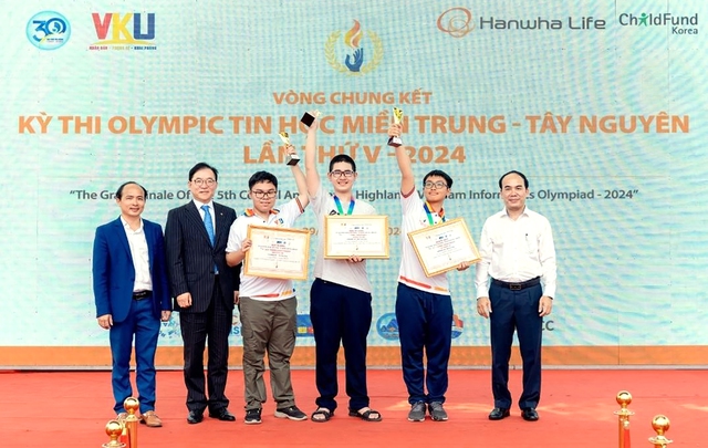 Đại diện Hanwha Life cùng đại diện Trường Đại học Công nghệ Thông tin và Truyền thông Việt Hàn (VKU) vinh danh 3 thí sinh đạt giải Championship ở 3 bảng thi đấu