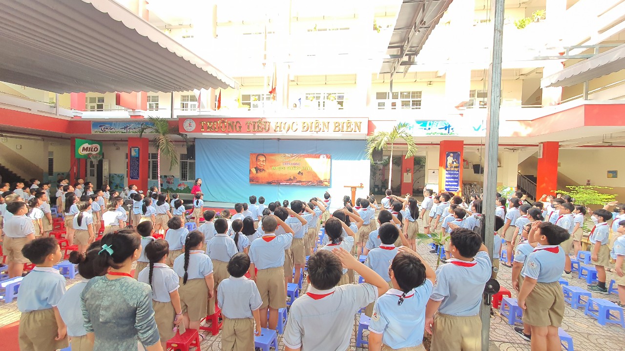 Lễ chào cờ xúc động ở ngôi trường mang tên Điện Biên- Ảnh 2.