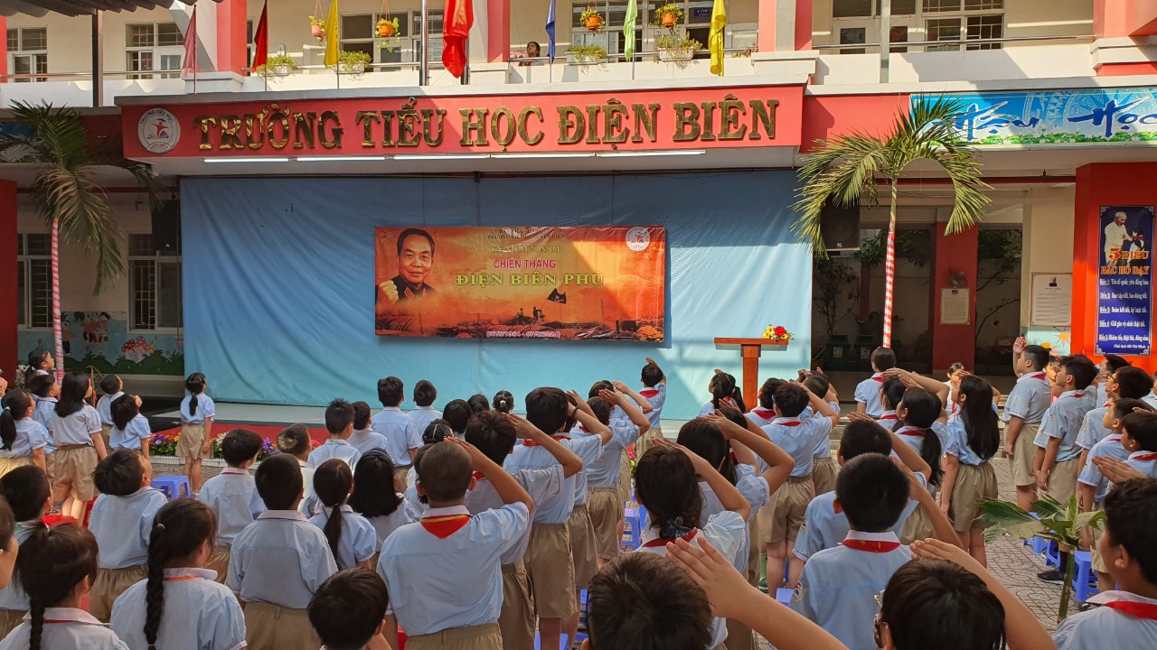 Lễ chào cờ xúc động ở ngôi trường mang tên Điện Biên- Ảnh 1.