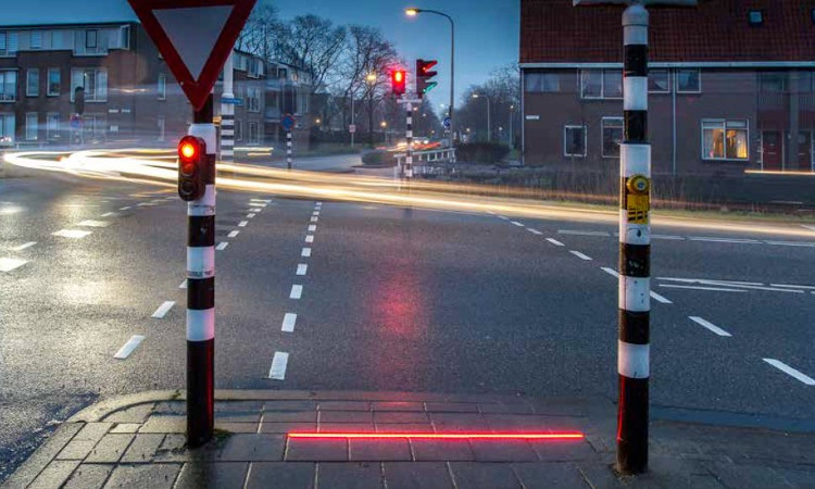 Đèn giao thông trên vỉa hè đang được thử nghiệm ở Hà Lan.