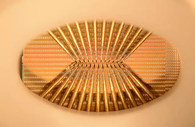 Một mẫu thử của con chip sẽ được sử dụng để gắn vào bảng mạch, mỗi một hình vuông nhỏ là một neuron nhân tạo.